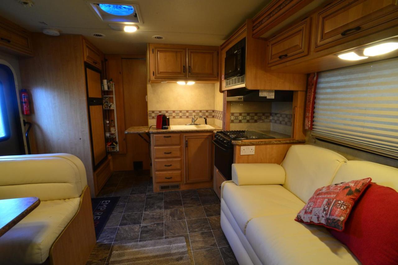 Luxury American Rv With Hot Tub Vila West Chiltington Exterior foto