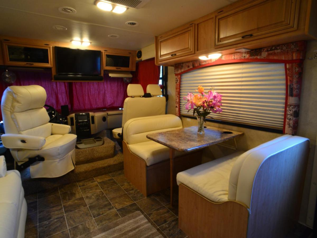 Luxury American Rv With Hot Tub Vila West Chiltington Exterior foto