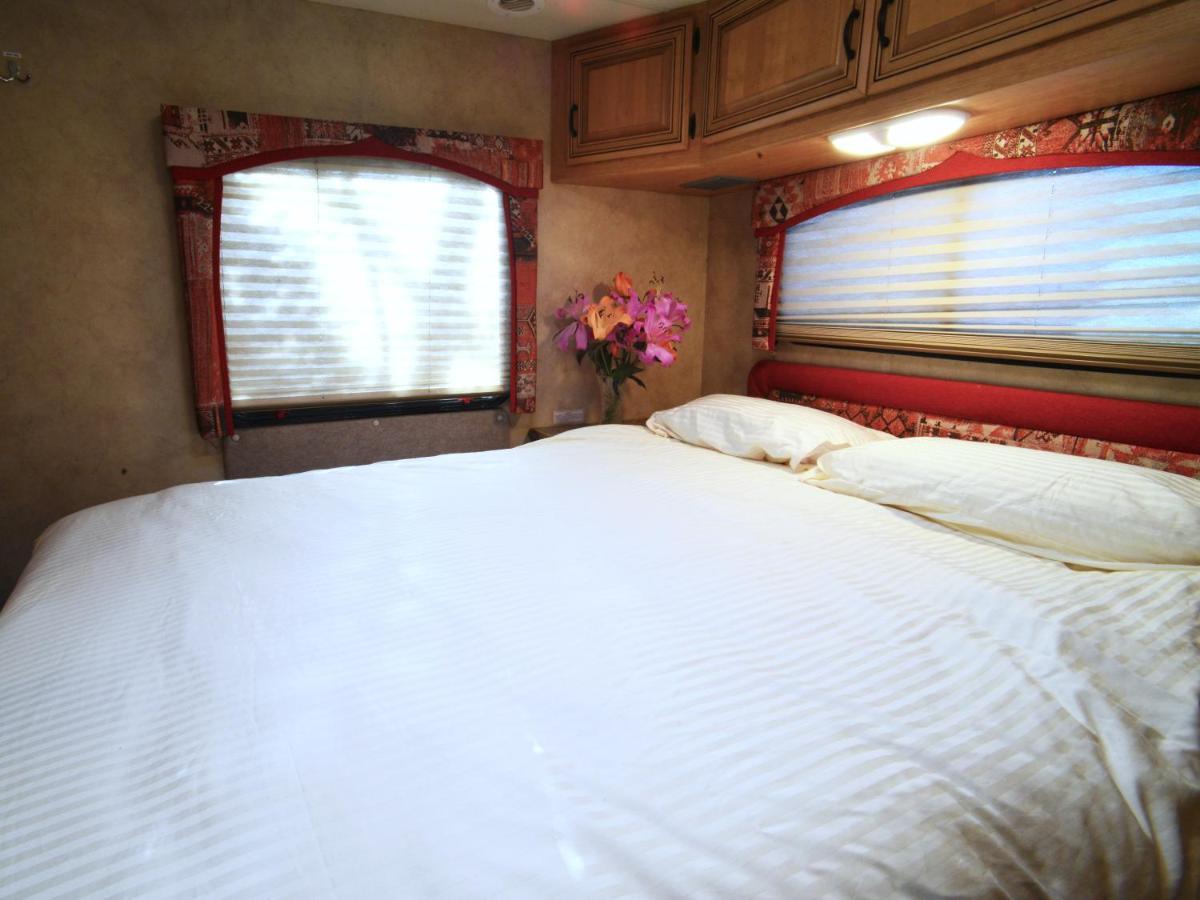 Luxury American Rv With Hot Tub Vila West Chiltington Exterior foto